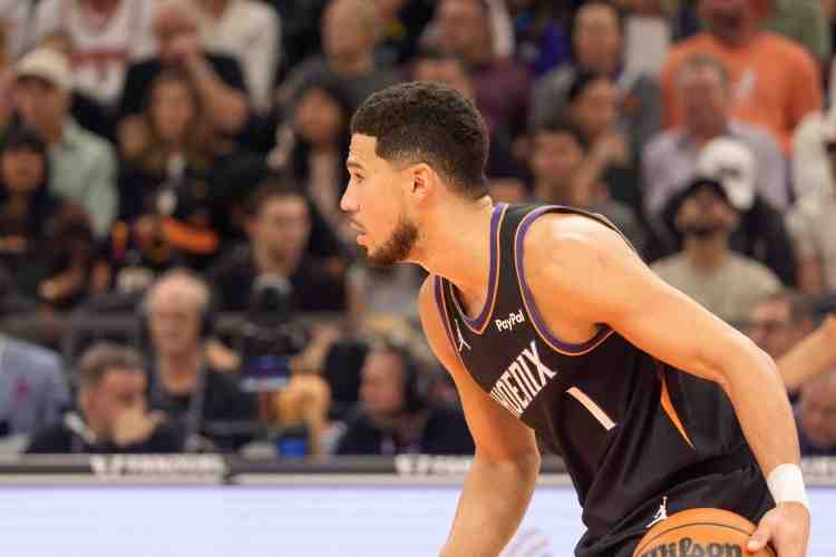 很不滿!布克防守被撞倒遭無視 抱怨判罰被吹技術犯規