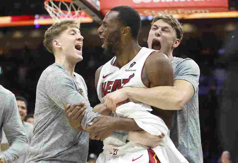 笑容溫暖純真??維金斯絕殺后被隊友圍繞慶祝 嘴哥經典咧嘴大笑