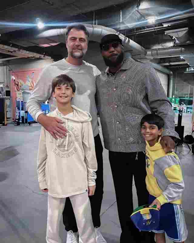 姚明苦主!詹姆斯今日賽后與爵士名宿奧庫寒暄并合影