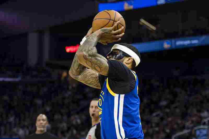 太拼了！小佩頓倒地拼搶有點受傷 回到更衣室接受治療了