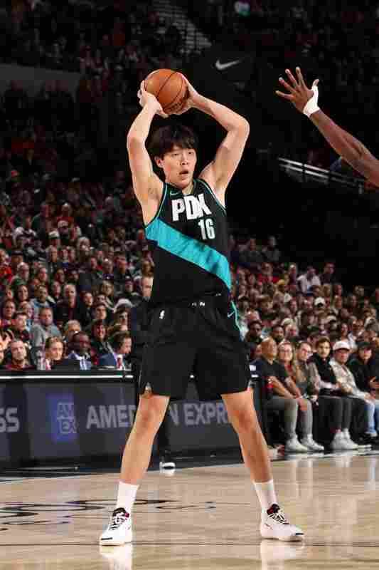 媒體人：小楊防守總是“象征性”撲一下 很多CBA習慣在NBA行不通