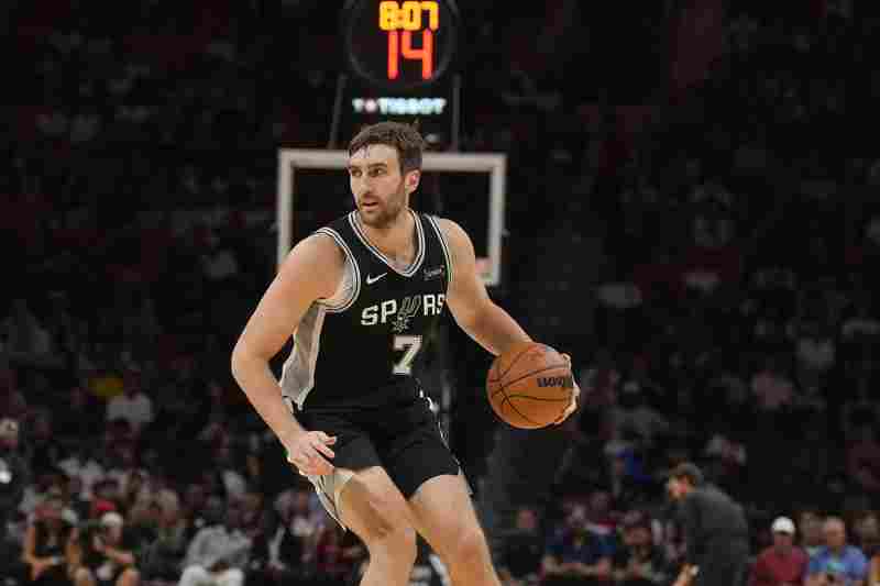 內線中流砥柱！科內特半場3中3拿到8分4板1帽 正負值+12