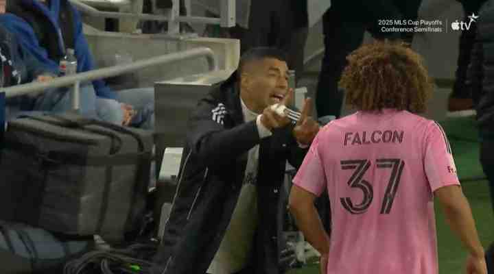 教練牙？本場替補(bǔ)的蘇亞雷斯在場下叫來本隊(duì)中衛(wèi)，向其傳授經(jīng)驗(yàn)