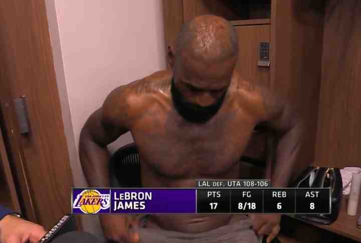 詹姆斯采訪僅用毛巾遮住重要部位！網友炸鍋：讓他穿個內褲吧??