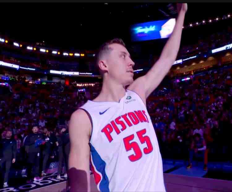 感動！鄧羅觀看完熱火給自己的致敬視頻后 向現(xiàn)場觀眾揮手致意