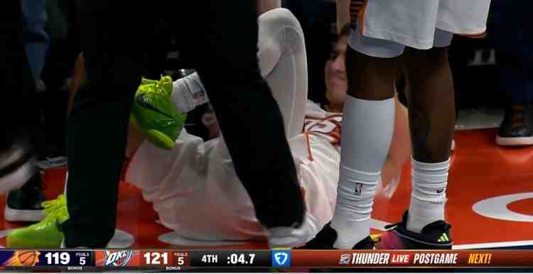 就差一點(diǎn)！吉萊斯皮飛身?yè)寯嗫上](méi)能斷下 磕到腿下場(chǎng)