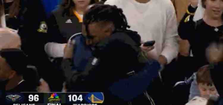 金州的功臣!凱文·盧尼賽后和勇士眾將以及教練組擁抱寒暄