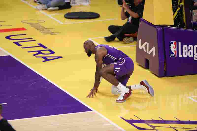 完全不在狀態!詹姆斯后場籃板沒拿住 直接出界了