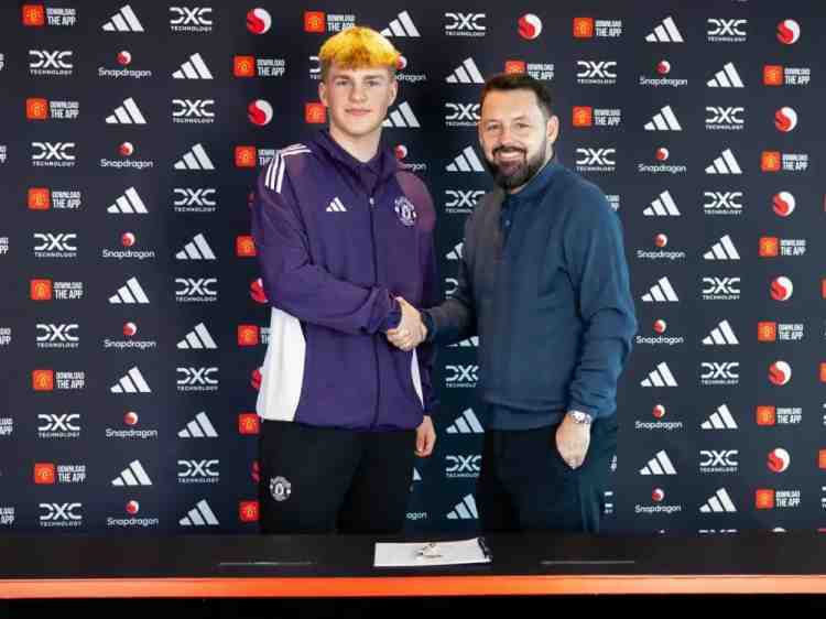 官方:曼聯(lián)從德比郡青年隊簽下16歲門將查理·哈迪