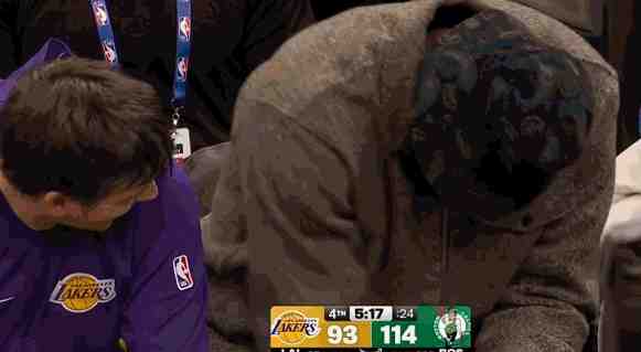 在聊啥這么開心！詹姆斯和里夫斯在替補席嘎嘎嘎偷笑