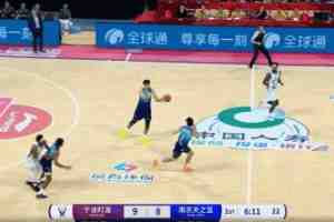 閃電俠既視感!王凡懿單手合球跳步過人 頂著所羅門將球上進